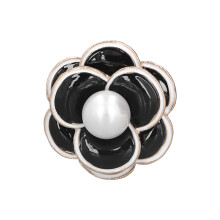 Bloembroche, bloembroche met parels en emaille, bloembroche met strass-steentjes, elegant accessoire met 18k verguld goud, cameliavormige broche