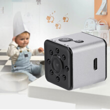 Trealamh Camcorder Spóirt Inaistrithe Mini 1080P HD Infridhearg WiFi le Gléasanna (Airgead)