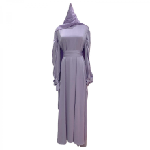 (Purple head towel, L) Un lungo abito musulmano viola con velo, una veste lunga ed elegante con maniche lunghe.