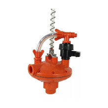Regulátor tlaku vody pre hydinu, červený plastový filtračný regulátor 28 x 22 cm pre niplové napájačky pre kurníky a kačice
