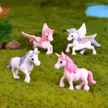 Set aus 4 farbenfrohen PVC-Dekorationsornamenten, die einen Pegasus darstellen, perfekt zum Dekorieren von Sukkulenten und Kuchen.