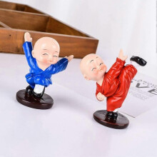 Set aus 4 Harzfiguren, die Kung-Fu-Mönche darstellen, ideal zur Dekoration von Auto oder Büro. Niedliche Buddha-Skulptur in 4 Teilen.
