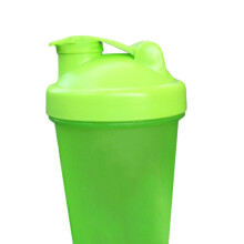 500 ml grüner PP Proteinpulver-Shaker mit Edelstahlkugel