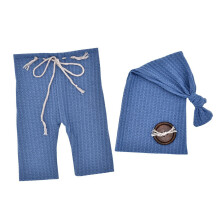 Blaues Häkel-Newborn-Foto-Outfit mit Schwanzmütze & Holzknöpfen