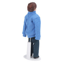 Miniaturhafte Porzellanpuppenhaus-Figur, junger Mann mit blauem Pullover, 15 x 5,5 cm