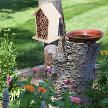 Wooden Bee House Insect Shelter Outdoor Garden Nesting Box 12.5x9x7cm