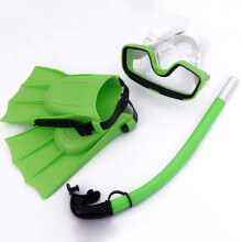 Schnorchelset für Kinder mit Silikonmaske und grünen PVC-Tauchflossen zum Schwimmen und Tauchen.