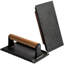Gietijzeren grillpers met gegroefd houten handvat voor steaks, spek en hamburgers op de grill, bakplaat en in de pan.