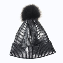 glänzende metallic beanie mit bommel für frauen silber