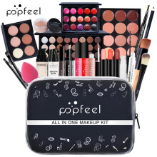 Kit trucco completo per donna: ombretto, rossetto, fard e correttore.