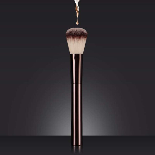 Vegan & Sustainable Makeup Brush for Precise Application 2
