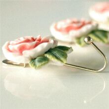 4X Heart Shaped Rose Resin Hook Color Painting Hook Home Decoration is Used for Hanging Hats, Towels, Coats, Etc A