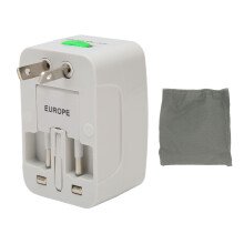 Adaptateur de voyage universel certifié pour la sécurité, doté d'une conception compacte et légère et d'un port de chargement USB Type C pour