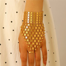 Upgrade Ethnic Heart Pendant Finger Bracelet, Gold-Plated Hollow Carved Design for Carnival Party Accessory