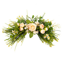 Attraente ghirlanda di rose artificiali 45x28 cm in tessuto di seta e rattan per decorazione di pareti, porte e archi, con fiori vivaci e foglie