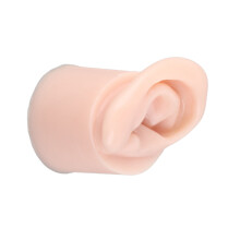 Modello di orecchio in silicone di colore pelle medio per pratica di piercing e esposizione