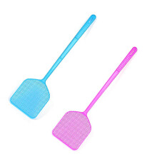 Plastic vliegenmeppers (2 stuks) met een 44,5 cm lange steel, lichtgewicht en veilig ontwerp voor gebruik binnenshuis en buitenshuis.