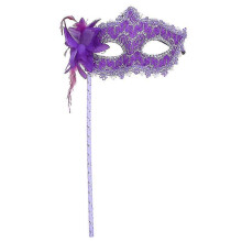 Paars handmasker in Venetiaanse stijl met kant voor Halloweenfeest, een accessoire uit één stuk voor een verkleedkostuum.