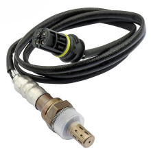 Sensor de oxígeno compatible con los modelos BMW Serie 3 y 5 Z3 con motor M52 y S52 - Diseño en metal y plástico negro.