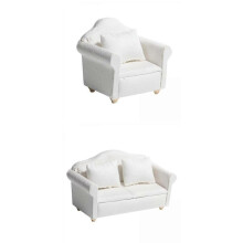 Miniatuur fauteuil en bankstel voor poppenhuis met kussens, witte stof en hout, modern design voor een woonkamerscène