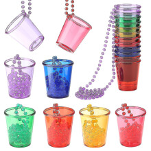 Set di 12 collane con bicchieri da vino in plastica dai colori vivaci, resistenti e leggere, perfette per feste e per l'uso quotidiano.