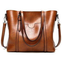 Borsa tote strutturata con piedini protettivi in metallo e tasche organizer, ideale per il lavoro, in ecopelle marrone.