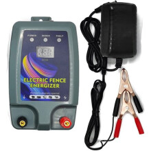 Electrificador para cercas eléctricas de ganado con pantalla digital, bajo consumo de energía, alimentación trifásica y carcasa impermeable.