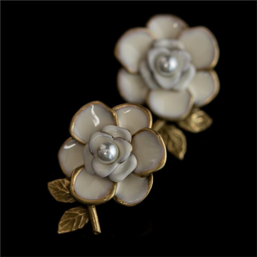 Brincos Femininos Vintage, Elegantes e Sofisticados, Estilo Retrô, com Camélia em Esmalte Branco.