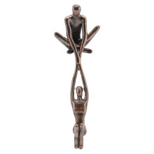 Escultura ornamental em resina representando um casal apaixonado, 19,3 cm