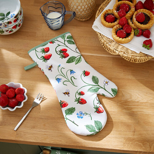 Ulster Weavers Strawberry Patch Oven Gauntlet 1