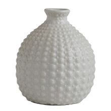 Vaso de cerâmica de 17 cm de altura com textura única para decoração de casa, apresentando um design simples e elegante.