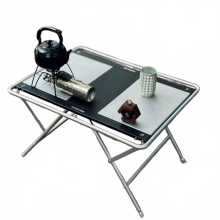 Compacte, opvouwbare kampeertafel van zilverkleurig aluminium - lichtgewicht en duurzame outdooruitrusting