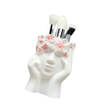 Multifunctionele artistieke make-up-organizers-verlegen meisje