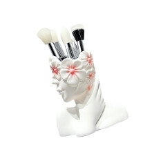 Zijkant meisje thema make-up borstel opslag-zorgzame vrouw