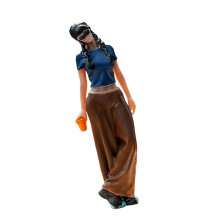Miniaturfigur „Mädchen mit Kaffee“ aus Kunstharz im Maßstab 1:64