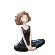 Yoga-Mädchenstatue aus Kunstharz mit Tauben,
