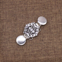 European And American Clothing Classic Flower Crystal Inlaid Clothing Clips Women Cardigan Sweater Blouse Pin Shawl Brooch Shirt Clips 2Pcs