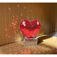 Herzförmige Glitzerfigur in Rot und Rosa, Romantisches Tisch-Mittelstück mit Reflektierendem Disco-Spiegelherz für Hochzeitsdekoration