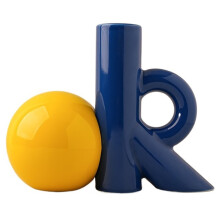 Moderne Keramikvase mit dem Buchstaben OK, kreative Keramikvase mit Dopamin-Effekt