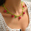 Collier à breloques framboise fabriqué en acrylique léger avec 6