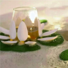 Luxurious Floating Lotus Bath Glass Holder with Wine Bottle Holder is Used for Elegant Bathroom Decoration.
