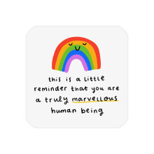 Untersetzer „Brighten Every Moment“, Regenbogenfarbenes Holz, rutschfeste, hitzebeständige Oberfläche, kompakte Größe (9 x 9 cm), schützt