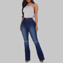 Calça jeans feminina de cintura alta, corte justo e modelo micro trombeta.