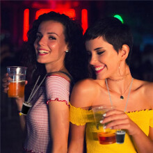 Paquet de 12 Verres à Shot en Métal pour Suspendre des Verres à Shot en Acier Inoxydable avec Chaîne Verre à Shot 30 Ml Gobelet à Shot pour les
