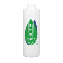 Behandeling van zwembadwater met een kationisch insecticide dat kleine organismen doodt.