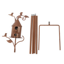 Metalen vogelhuisje, prachtig en uniek, met grondpen voor buitendecoratie in de tuin.