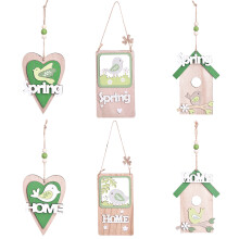 6 stuks houten paasdecoratie: kuikenhangers, hartvormige bedeltjes, lettertekens, lentehuisornamenten.