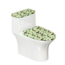 Conjunto de capas para tampa de vaso sanitário em tecido de poliéster com estampa de trevo de balão, base e borda elásticas ajustáveis.