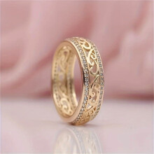 Elegante brede ring met bloemenmotief en inlegwerk van sprankelend water.