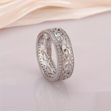 Eleganter, breiter Ring mit floralem Muster und funkelnder Einlage